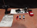 une photo d'un bateau équipé d'une radio et d'autres appareils électroniques