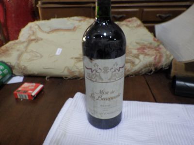 une bouteille de vin posée sur une table
