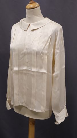 CHANEL – Chemise en soie beige, boutons siglés. Taille : 42-44 à ...