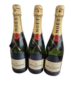 MOËT & CHANDON Trois bouteilles de champagne Brut impérial