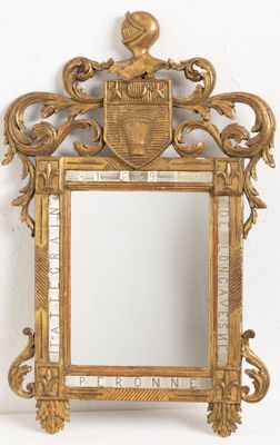 Miroir ancien en bois sculpté et doré, le tain au mercure, l…