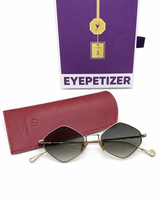 une image représentant une paire de lunettes de soleil posée sur un étui rouge