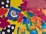 une pile de papiers colorés posée sur une table