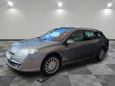 la photo d'une voiture garée dans un garage