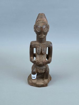 une statue ancienne d'une femme tenant un bébé dans ses bras