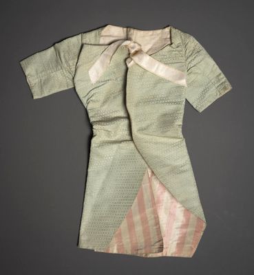 une image représentant une robe ornée d'un nœud