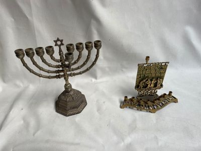 une menorah en laiton et une horloge en laiton sur fond blanc