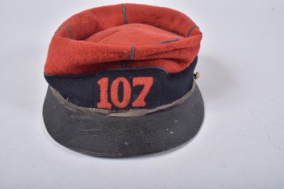 une vieille casquette rouge et bleue portant le numéro 107