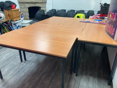 une table sur laquelle se trouve un livre, dans une pièce