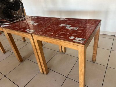 une petite table sur laquelle est posé un ventilateur