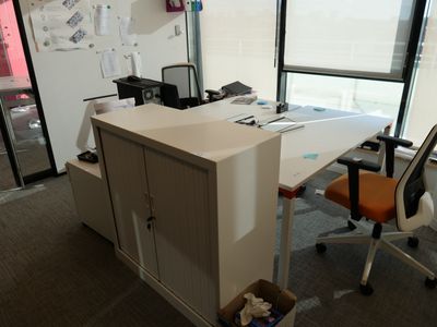 un bureau avec une chaise et un ordinateur dessus