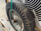 a tire that is attached to a wooden pallet