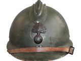 un vieux casque militaire sur lequel est représenté un arbre sur le côté