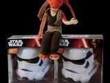 Deux figurines de Star Wars sont posées l'une sur l'autre dans une boîte