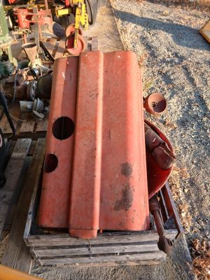 un toit rouge posé sur une palette en bois
