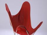 fauteuil papillon rouge avec des pieds en métal, sur fond blanc