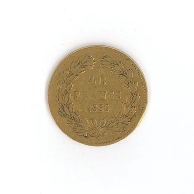 une pièce d'or sur une surface blanche avec un fond blanc