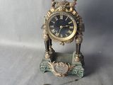 une horloge posée sur une table sur laquelle se trouve une autre horloge