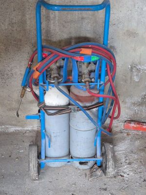 un chariot équipé de deux bouteilles et d'un tuyau qui y est raccordé