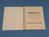 un livre ouvert dont le titre, en noir et blanc, figure sur un fond bleu