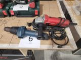 deux outils électriques posés sur une table, avec une étiquette de prix dessus