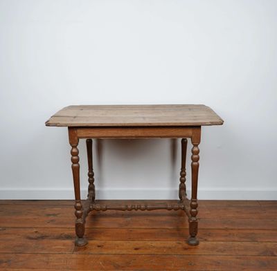 une vieille table en bois posée sur un parquet en bois massif