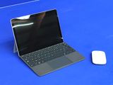 un ordinateur portable et une souris posés sur une surface bleue