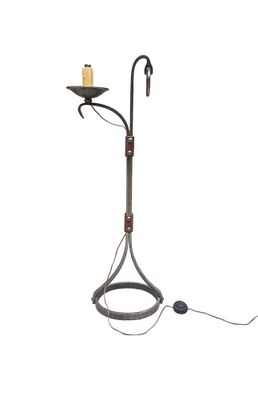 une image représentant une lampe posée sur un pied et munie d'un cordon