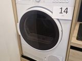 un lave-linge et un sèche-linge dans le coin d'une pièce