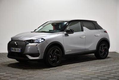 Le nouveau SUV DSX est garé dans un showroom.