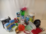 de nombreux objets posés ensemble sur la table