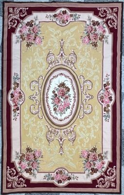un gros plan d'un tapis orné de fleurs sur fond bleu