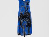 une robe bleue et noire posée sur un présentoir pour mannequin