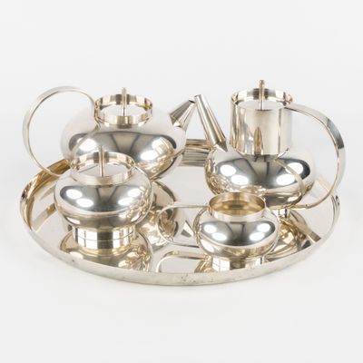 service à thé plaqué argent comprenant des théières, des tasses et des soucoupes