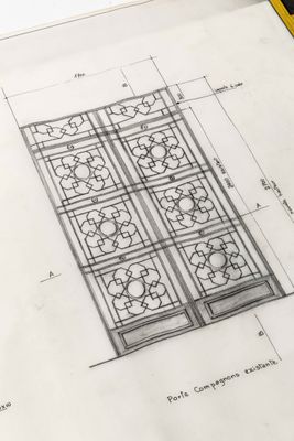 croquis d'un motif pour une fenêtre, avec un crayon posé dessus