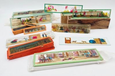 tout un tas de petits jouets posés sur une table