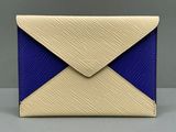 une enveloppe bleue et beige ornée d'une bande blanche
