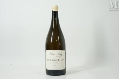 une bouteille de vin posée sur une table