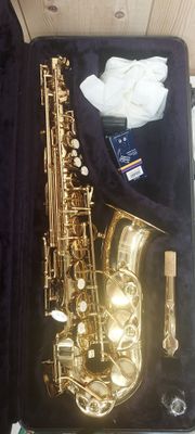 un saxophone rangé dans son étui, posé sur une table
