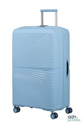 La valise est bleue ; elle est équipée de roulettes et d'une poignée.