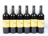 six bouteilles de vin rouge alignées sur une surface blanche