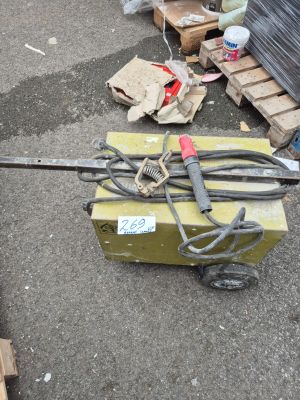 une photo montrant un tas de vieilleries par terre