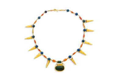 gros plan d'un collier sur fond blanc