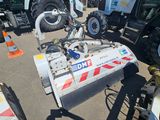de nombreux tracteurs garés les uns à côté des autres