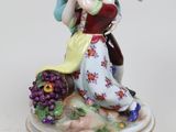 une figurine représentant un homme et une femme sur un socle
