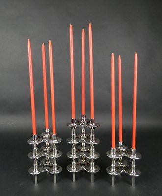 un lot de six bougeoirs en verre avec des bougies rouges