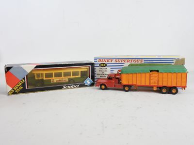 deux camions jouets assis l'un à côté de l'autre