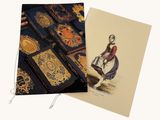 une image représentant un livre sur lequel est assise une femme