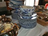 beaucoup d'assiettes et de bols sur une table