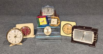 de nombreux types d'horloges exposées sur une table
